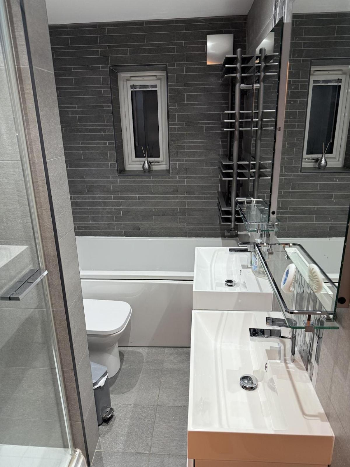 Beautiful 5 Bedroom Home Sleeps 12 People In Manchester Dış mekan fotoğraf